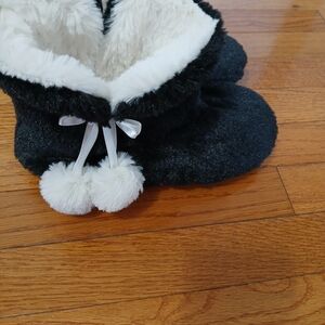 AEROSOLES Black Moccasins with White Fur